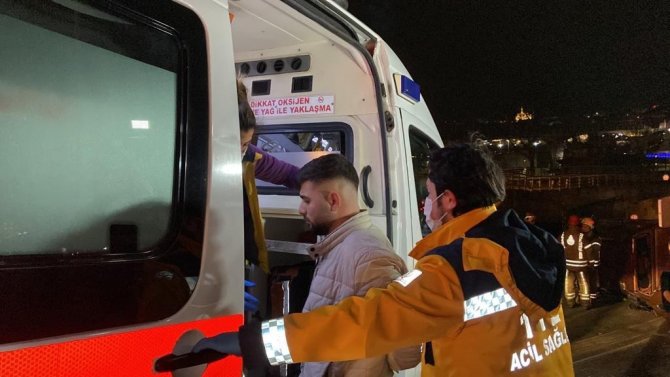 Trafik levhasına çarpan pikap takla attı: 3 yaralı