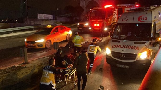 Trafik levhasına çarpan pikap takla attı: 3 yaralı