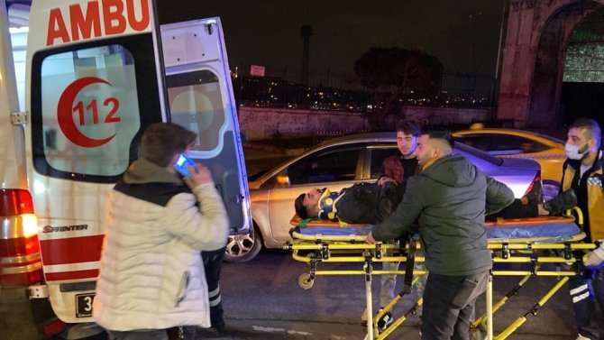 Trafik levhasına çarpan pikap takla attı: 3 yaralı