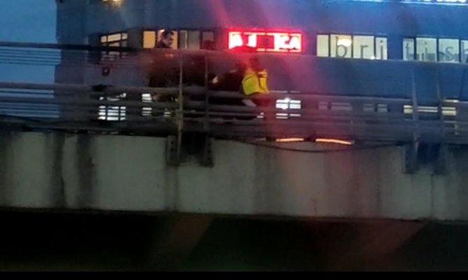 Üst geçitte intihar girişimi