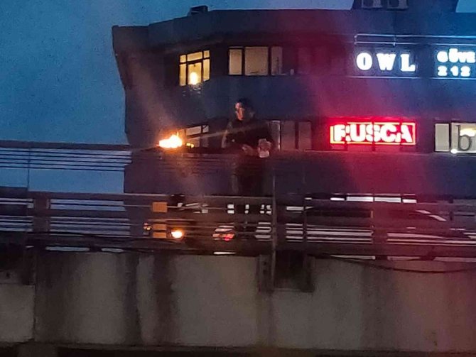 Üst geçitte intihar girişimi