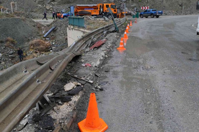 Virajı alamayan tır köprüden nehre düştü