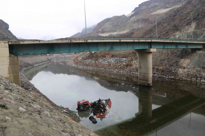 Virajı alamayan tır köprüden nehre düştü