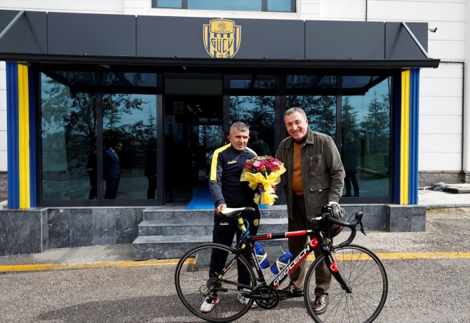 76 yaşındaki Fahri Yılmaz, pedallarını şehitler için çeviriyor