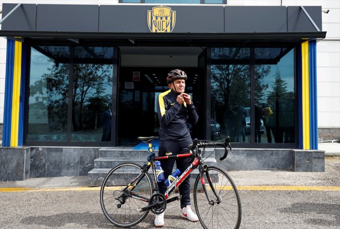 76 yaşındaki Fahri Yılmaz, pedallarını şehitler için çeviriyor