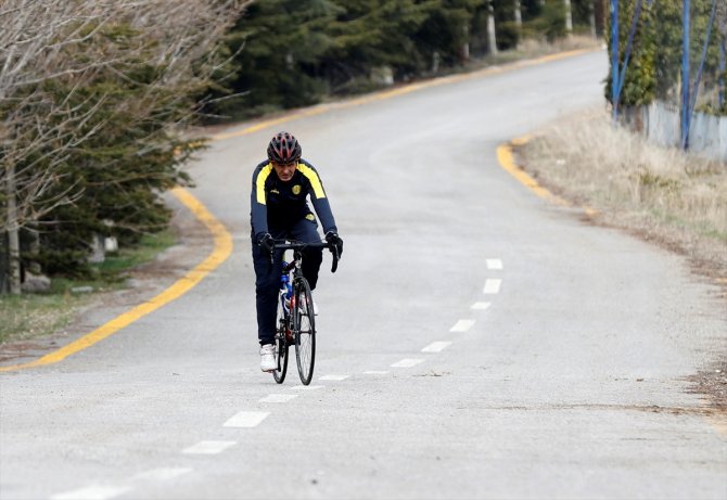 76 yaşındaki Fahri Yılmaz, pedallarını şehitler için çeviriyor
