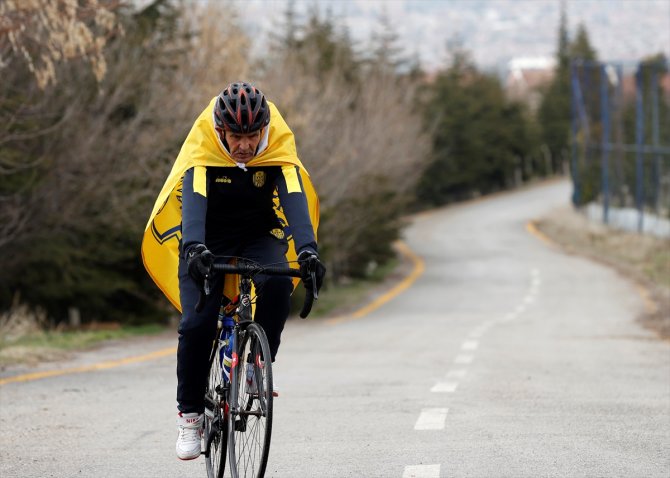 76 yaşındaki Fahri Yılmaz, pedallarını şehitler için çeviriyor