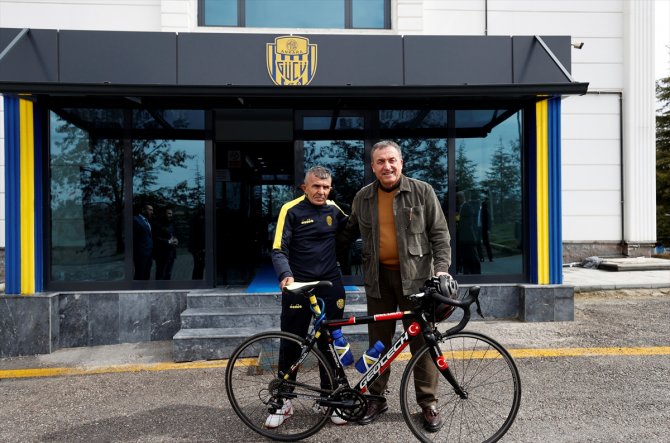 76 yaşındaki Fahri Yılmaz, pedallarını şehitler için çeviriyor