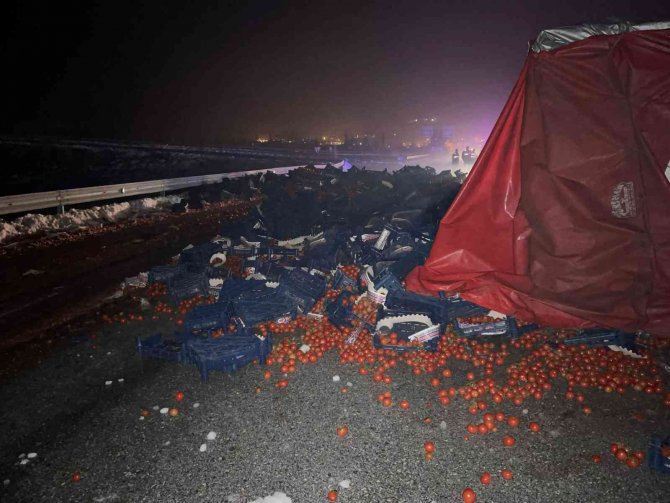 Devrilen tırın dorsesindeki tonlarca domates yola savruldu