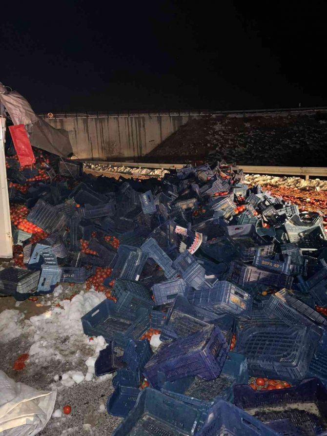 Devrilen tırın dorsesindeki tonlarca domates yola savruldu