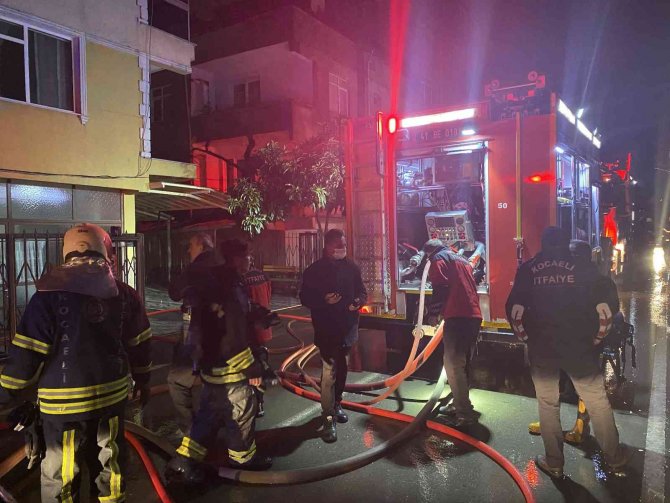Dubleks daire alev alev yanarak kullanılamaz hale geldi