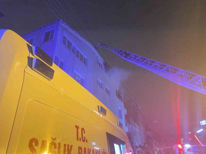 Dubleks daire alev alev yanarak kullanılamaz hale geldi