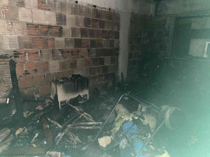 Dubleks daire alev alev yanarak kullanılamaz hale geldi