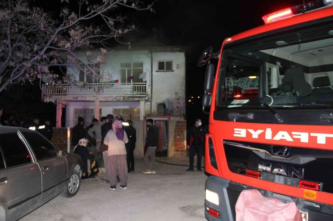 Elazığ’da ev yangınında 1 kişi dumandan etkilendi