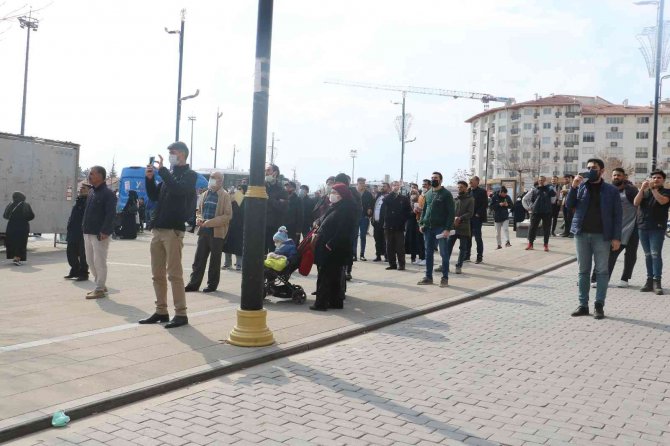 İntihar girişimini film izler gibi izlediler