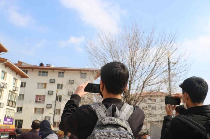 İntihar girişimini film izler gibi izlediler