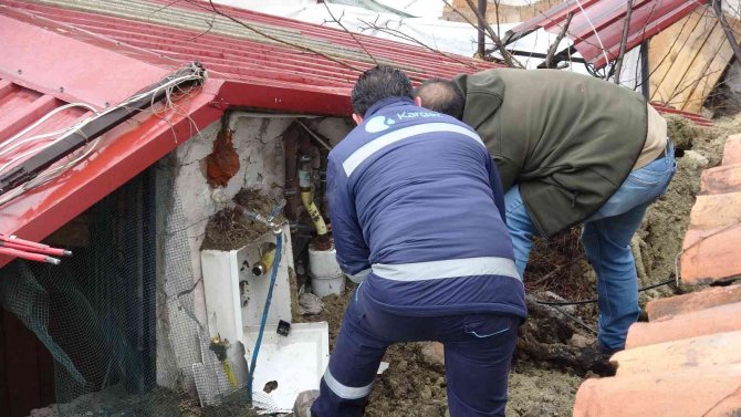 Karabük’te 2 kişi heyelan nedeniyle evde mahsur kaldı