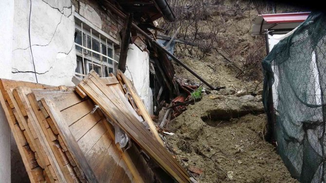 Karabük’te 2 kişi heyelan nedeniyle evde mahsur kaldı