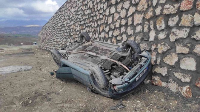 Otomobil ters döndü