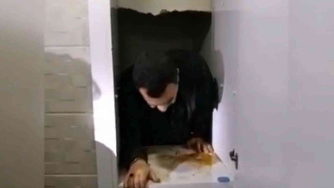 Polisin aradığı zanlı dolabın arkasındaki gizli bölmede yakalandı