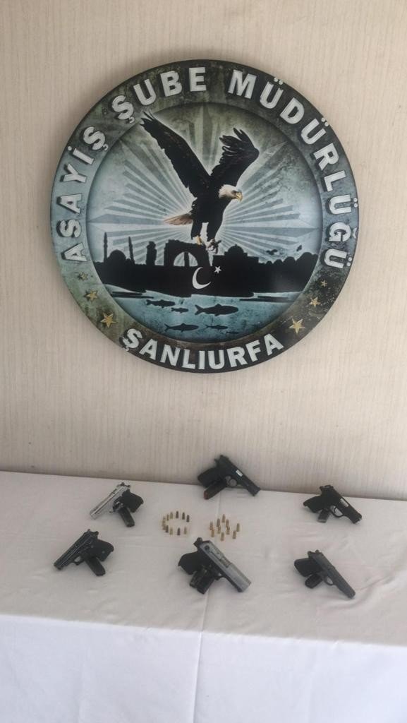 Polisin aradığı zanlı dolabın arkasındaki gizli bölmede yakalandı