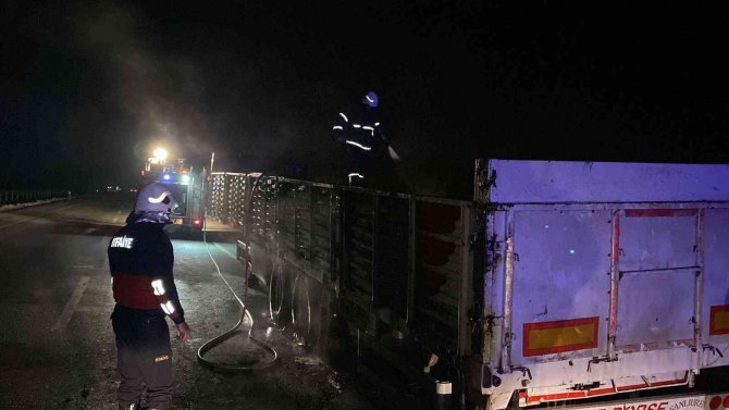 Suriye’ye mermer taşıyan tır lastikleri alev alınca yolda kaldı