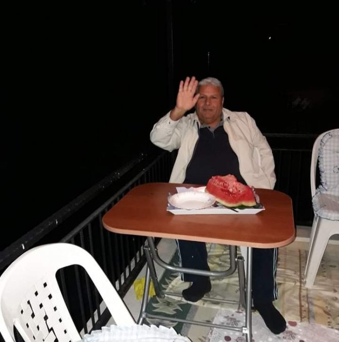 Yaşlı adam sahibi olduğu apartta ölü bulundu