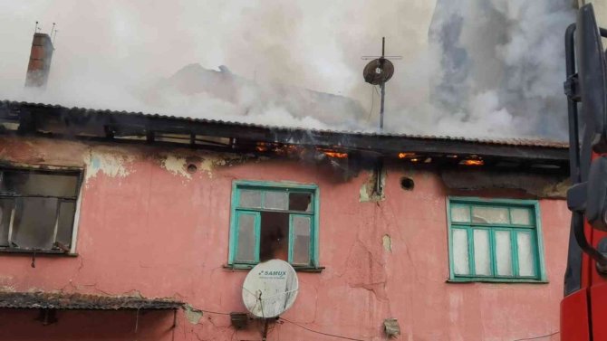 Ahşap evde çıkan yangın mahalle sakinlerini sokağa döktü