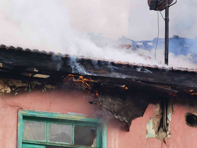 Ahşap evde çıkan yangın mahalle sakinlerini sokağa döktü