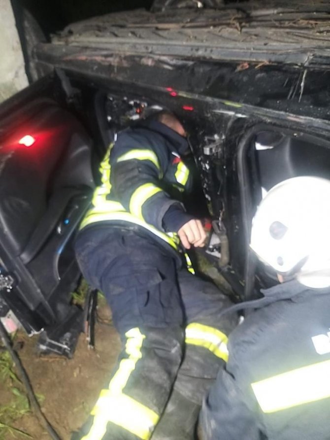 Araç içerisinde sıkışan iki yaralıyı itfaiye kurtardı