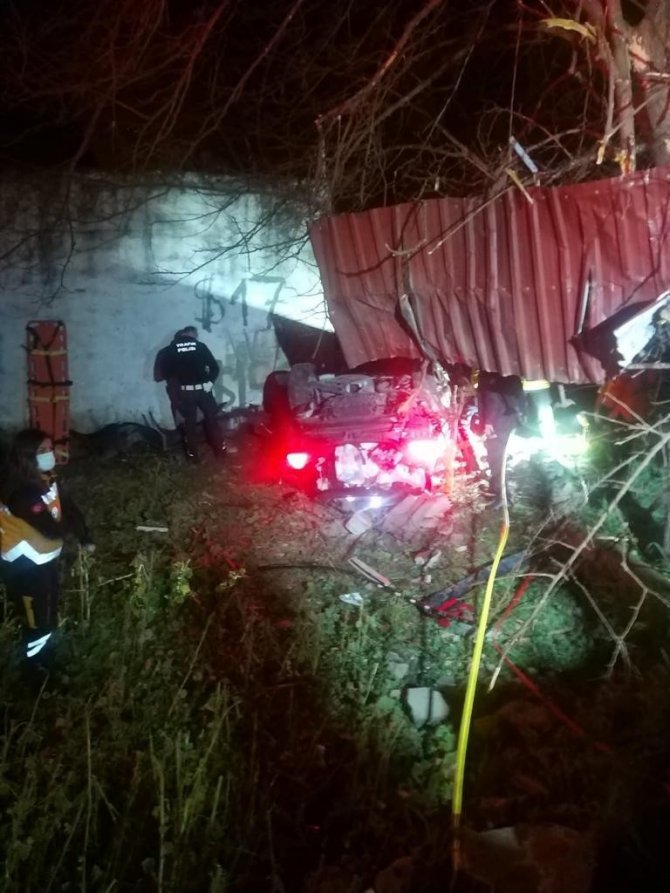 Araç içerisinde sıkışan iki yaralıyı itfaiye kurtardı
