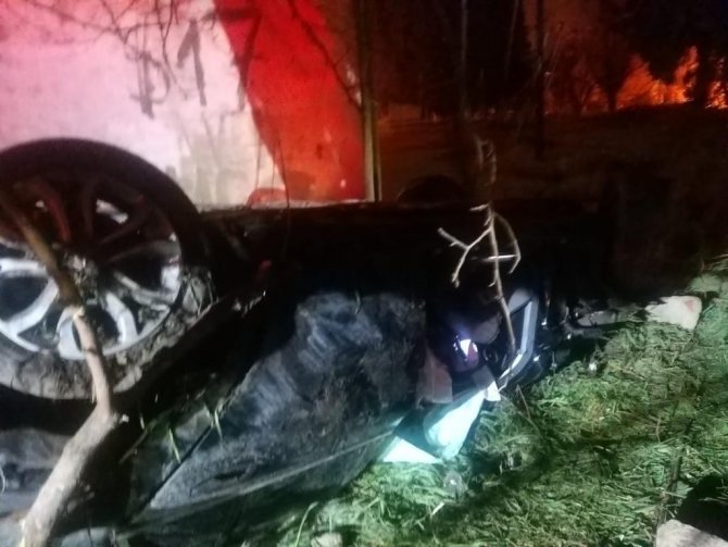 Araç içerisinde sıkışan iki yaralıyı itfaiye kurtardı