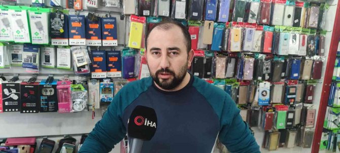 Bakmak için aldığı telefonu çaldı, satarken yakalandı