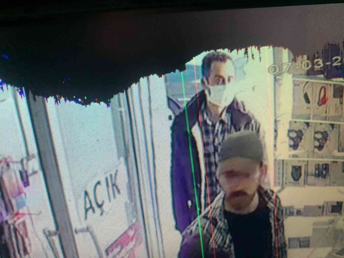 Bakmak için aldığı telefonu çaldı, satarken yakalandı