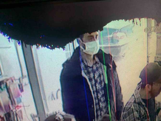 Bakmak için aldığı telefonu çaldı, satarken yakalandı