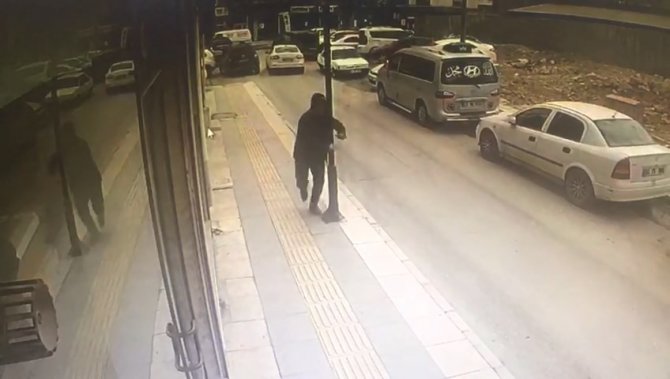 Direğe adeta kafa attı, neye uğradığını şaşırdı