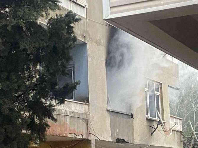 Kartal’da 3 katlı binada korkutan yangın