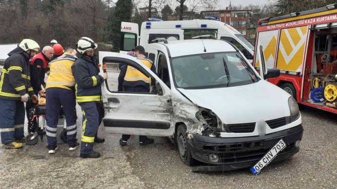 Kaza yapan araçta sıkışan yaralıyı itfaiye ekipleri kurtardı
