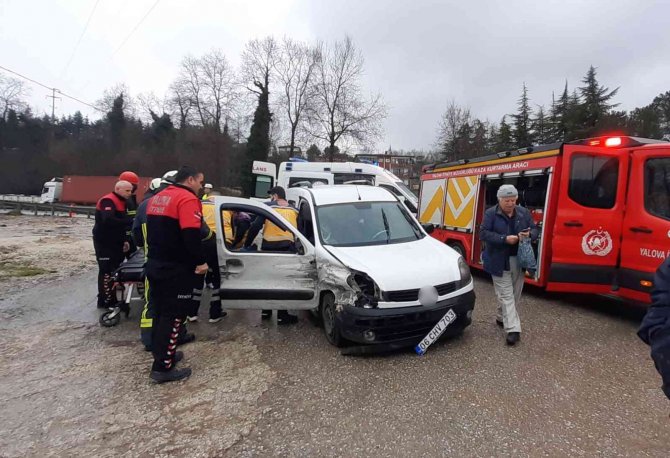 Kaza yapan araçta sıkışan yaralıyı itfaiye ekipleri kurtardı