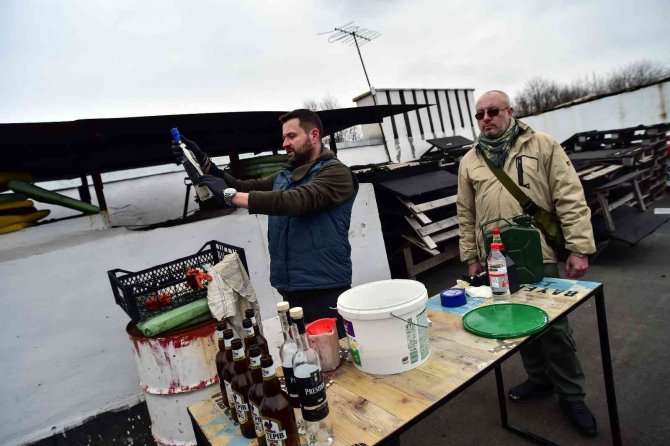 Lviv’de sivillere molotof yapma eğitimi veriliyor