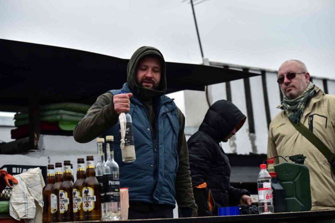 Lviv’de sivillere molotof yapma eğitimi veriliyor