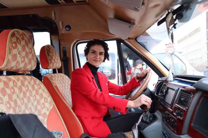 “Sen kadınsın kadından şoför mü olur?” diyenlere inat servis şoförü oldu
