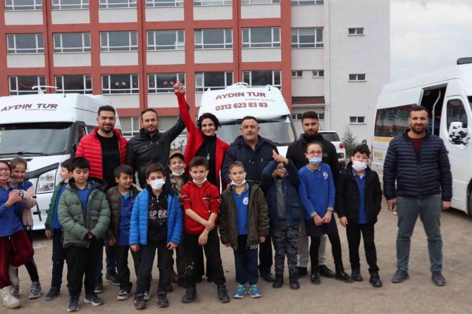 “Sen kadınsın kadından şoför mü olur?” diyenlere inat servis şoförü oldu