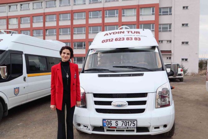 “Sen kadınsın kadından şoför mü olur?” diyenlere inat servis şoförü oldu