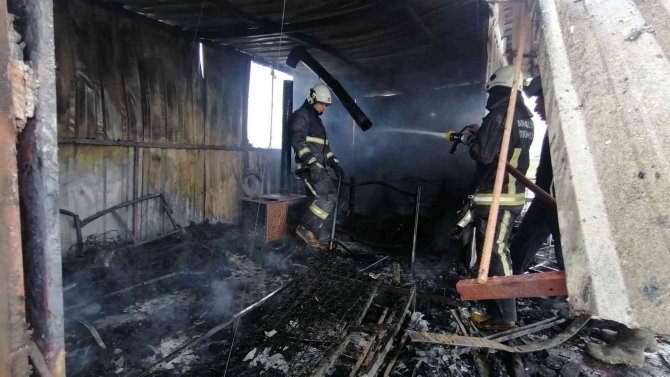 Yangın iki katlı prefabrik binayı küle çevirdi