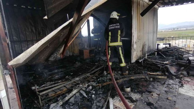 Yangın iki katlı prefabrik binayı küle çevirdi