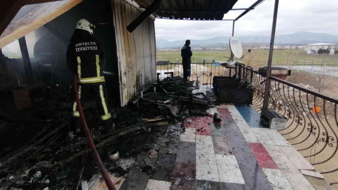 Yangın iki katlı prefabrik binayı küle çevirdi