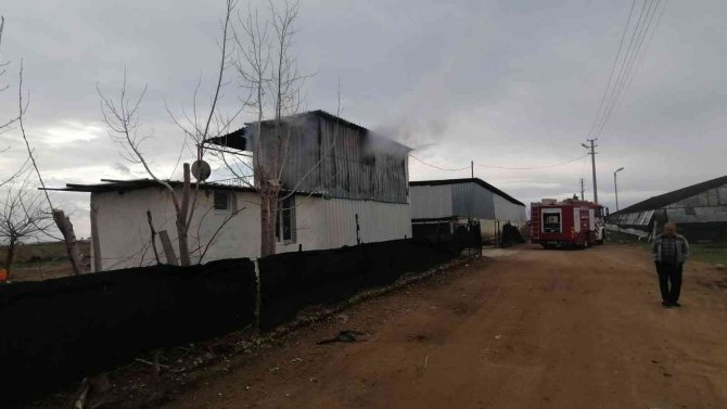 Yangın iki katlı prefabrik binayı küle çevirdi