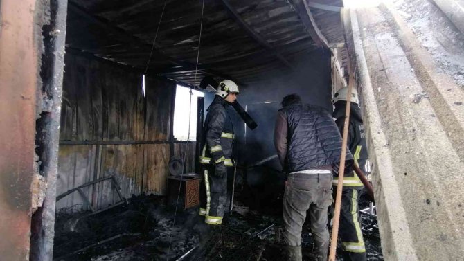 Yangın iki katlı prefabrik binayı küle çevirdi