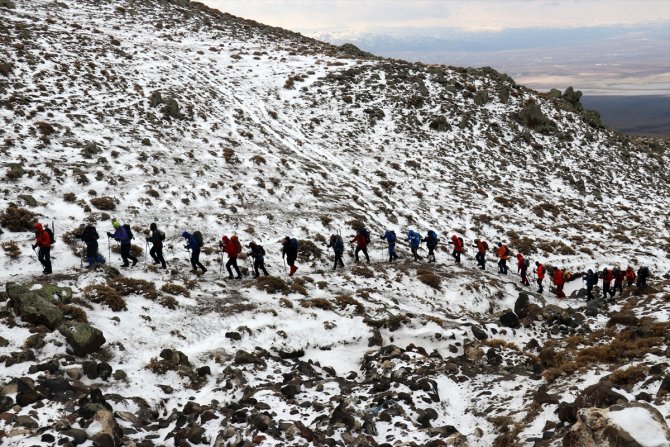 Kar ve tipiye yakalanan dağcılar zirve yapamadan döndü